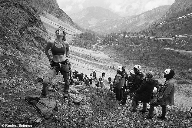 In the first shots of the Austrian production, the British actress appears hanging from a rock wall in a shot that imitates that of the original film.