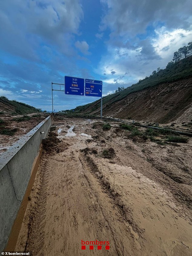 The A-27 highway in Catalonia was covered in mud after a landslide caused by heavy rains