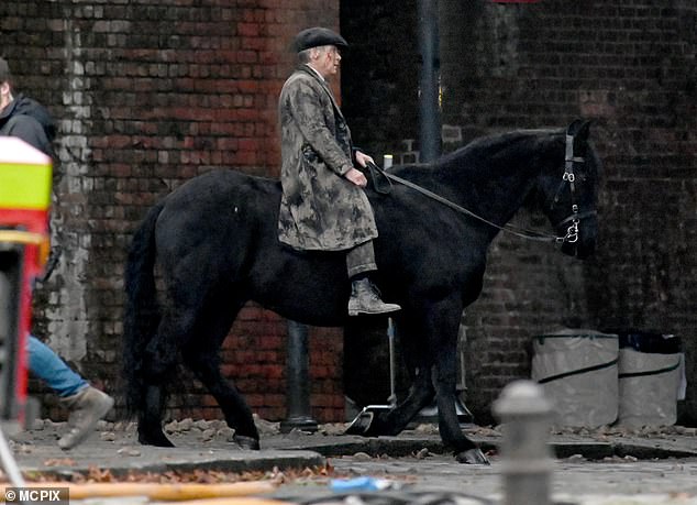 Cillian was covered in mud from head to toe, sporting his basic Tommy Shelby outfit as he walked on the black horse.