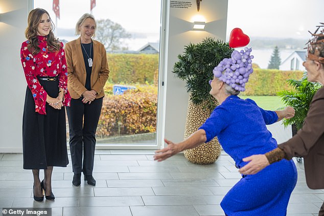 He even smiled while the hospital employees put on a show for him at the Severin Konference hotel.