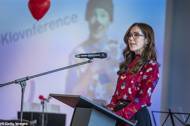 Queen Mary spoke about the Danish hospital clowns on stage at the conference, where she donned a stylish blouse.