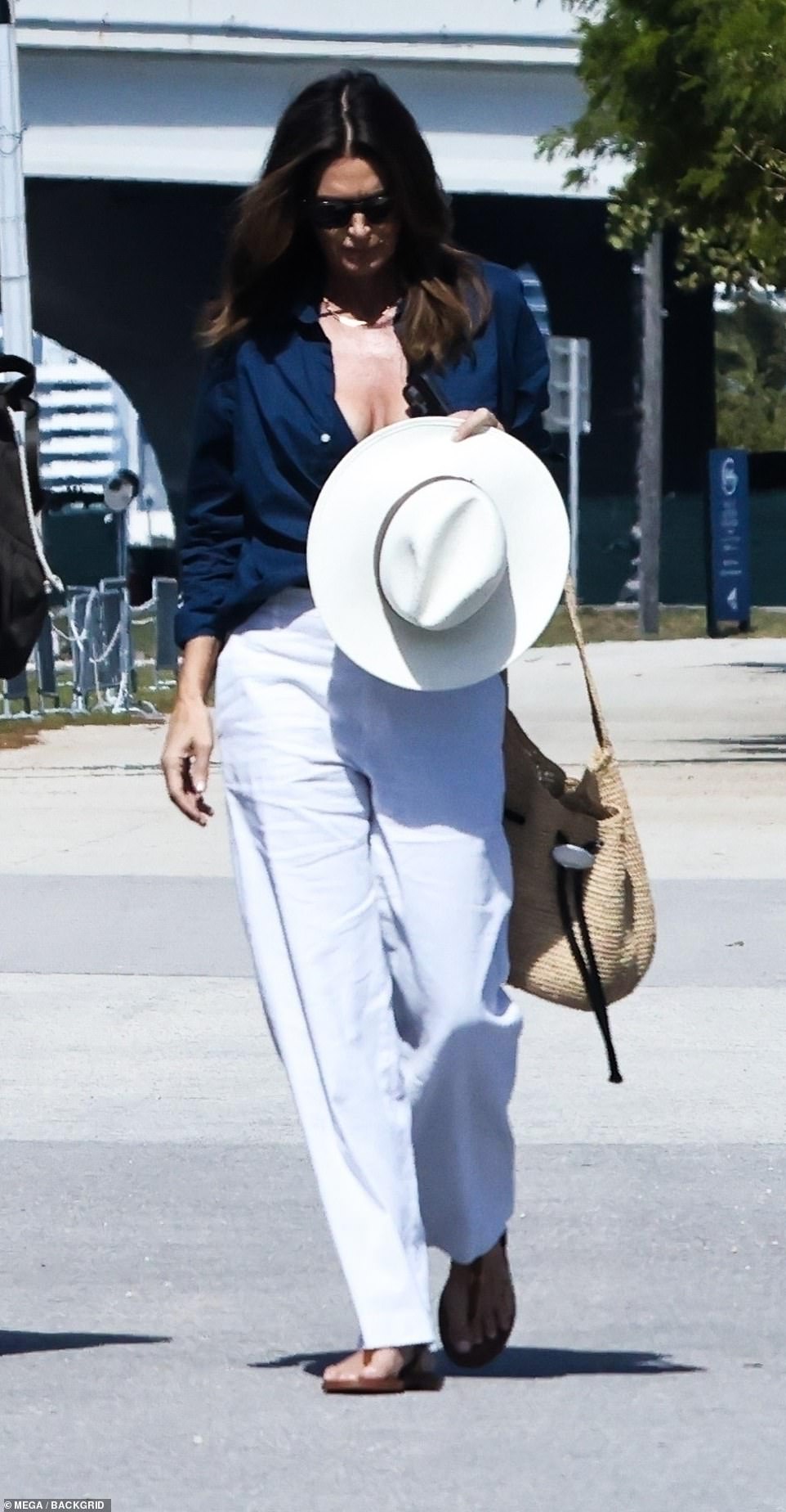 Cindy paired the summery look with a white cowboy hat.