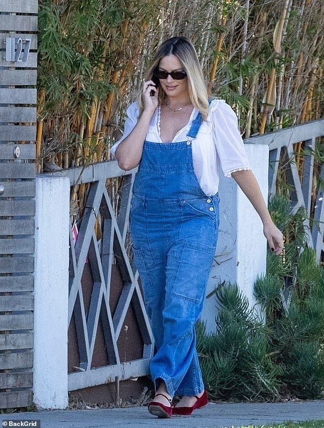 The Australian actress kept comfortable in an oversized blue jumpsuit and a flowy white cotton shirt underneath.