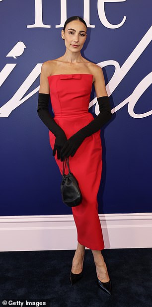 Influencer Tayla Broad kept her style elegant by pairing her red dress with black accessories, a classic combination, and to stand out from the crowd, she wore black gloves.