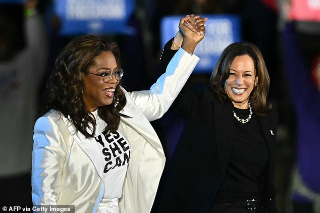 Kamala Harris is holding hands with Oprah Winfrey at her last rally of the presidential elections a few hours before the first polls open.