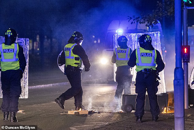 The plane could be seen flying over Niddrie with its searchlight on, as police confirmed there have been no injuries at this time and investigations into unsavory reports are ongoing.