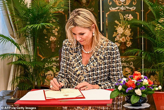 Before meeting with the President, Máxima had the opportunity to sign the guest book