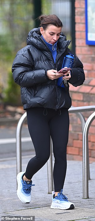 She looked sporty in a pair of black leggings which she paired with an electric blue half-zip sweater.