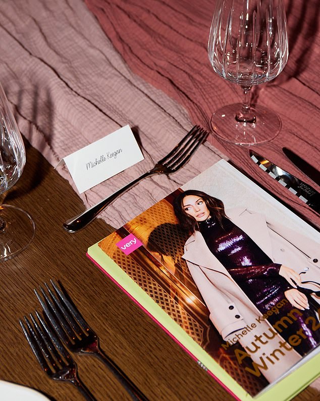 Each guest who attended the glamorous event had their own name card on the table and received a bouquet of red and pink supporters and a catalog of their new collection.