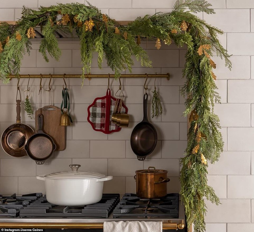 In the kitchen there was a garland around the stove in which you could see a large ivory hole and one also made of copper.