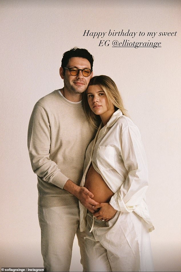 She also uploaded a portrait of her and Grainge during her pregnancy and wrote above the snapshot: 