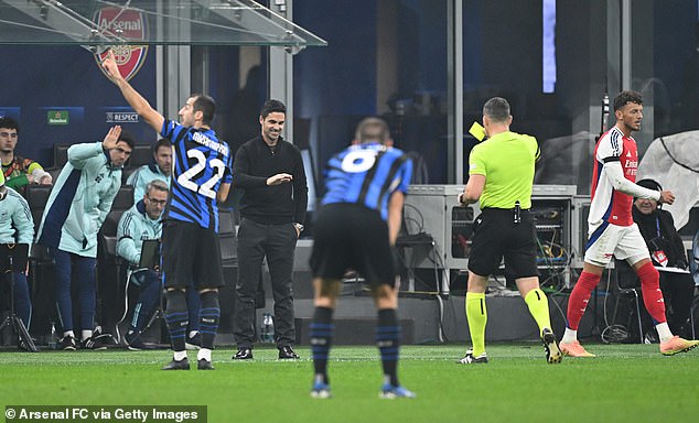 The referee and Arteta laughed after receiving a yellow card after the interference.