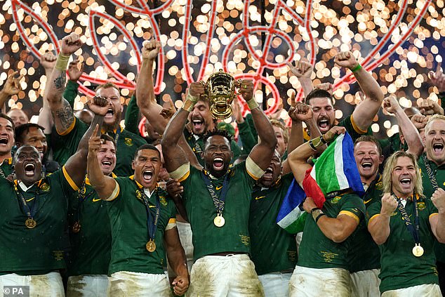 Siya Kolisi and her South African teammates celebrate the country's fourth World Cup win