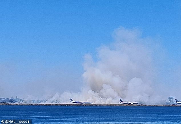 1731032854 901 Sydney Airport fire Plane safely lands after