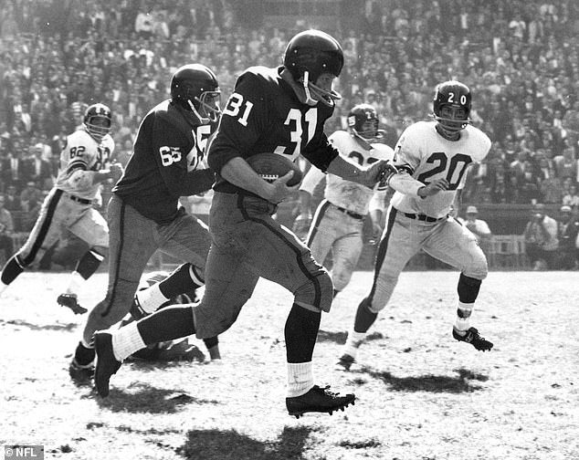 Bosseler carries the ball during the Washington Redskins' loss to the Giants in 1963.