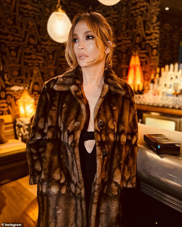 The eye-catching ensemble featured a cutout across the abdomen and a black bow under the bust. The On the Floor hitmaker completed the eye-catching look with a warm brown fur coat.