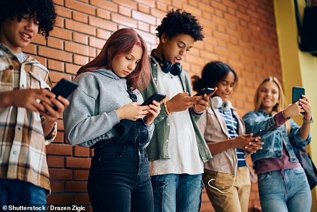 The government is pushing to pass laws prohibiting teenagers under 16 from using social media.