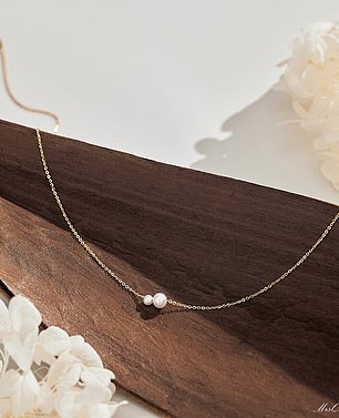 On the other hand, a thin, delicate necklace offers a subtle touch that adds just the right amount of elegance without overwhelming the look.