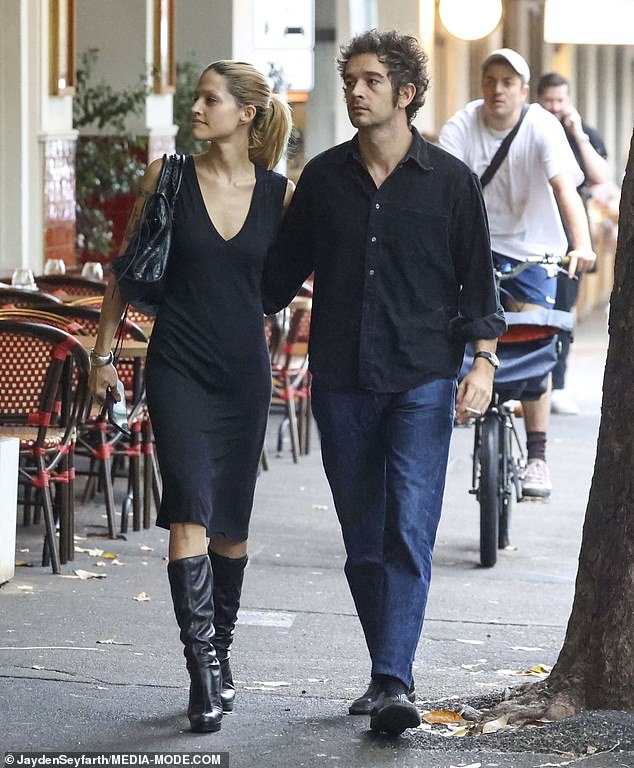 Matt rocked a smart casual look for his beloved outing, wearing a black business shirt paired with jeans and black dress shoes.