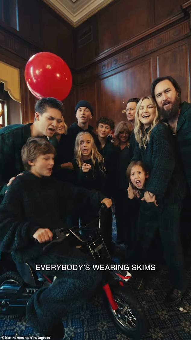 The video ad features actress Kate Hudson and her entire family, including her mother Goldie Hawn and brother Oliver Hudson.