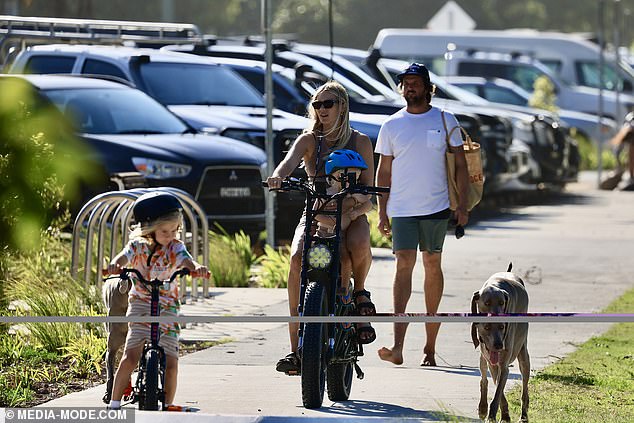 But Elyse put her painful issues aside later that day when she stepped out to enjoy some family time with her partner Josh and children Sunny and Zali.