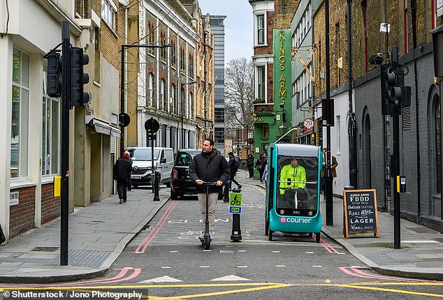 Researchers at 80 congested intersections in the capital witnessed the presence of 144 electric scooter users in total. Of them, 60 ran the red light at busy intersections, which is 41%.