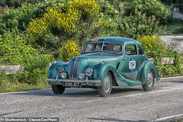 The 400, along with the Jaguar XK120, became the sports cars of the time. Freddie Gordon-Lennox, the 9th Duke of Richmond, opened Goodwood Circuit on 18 September 1948 in his 400