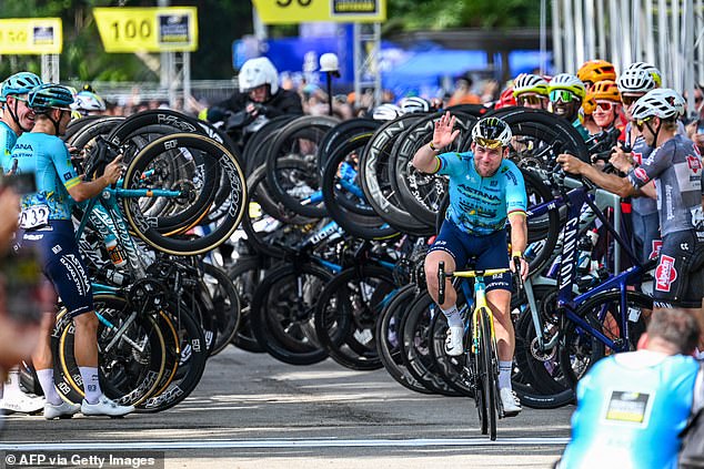 Cavendish's teammates gave him a guard of honor before the race in Singapore.