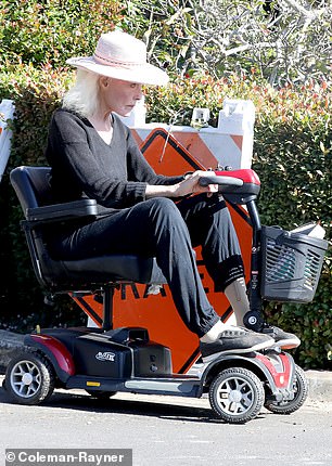 She was dressed in a comfortable black outfit and a pink panama hat on her head.