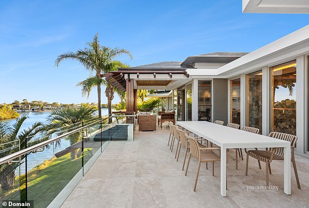 Noosa Sound consists of a series of seafront homes that sit behind Noosa Hedge, the promenade and the main beach.