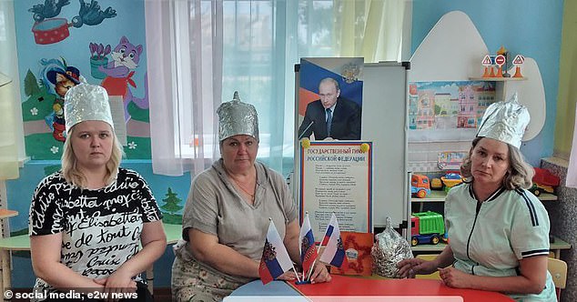 Some teachers stated that after putting on the hat they felt a ¿purification of thoughts,¿ a ¿increased spirit,¿ a ¿wave of patriotism,¿ and a ¿need to help the (war)¿.