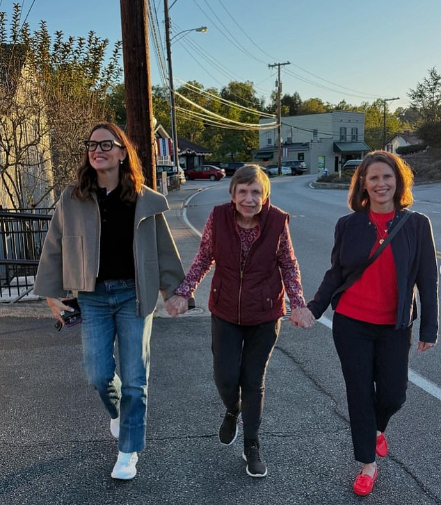 Jennifer recently took a trip home to West Virginia to see her family and shared a lovely photo with her younger sister Melissa Wylie and her mother Patricia Garner.