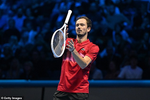 The Russian star started juggling strangely with his racket in the second set and lost his mind.