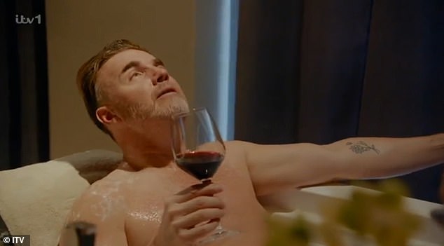 In one scene in the series, Gary and Eliot stripped naked and got into a bathtub together, causing fans to go into hysterics over the size difference between the couple.