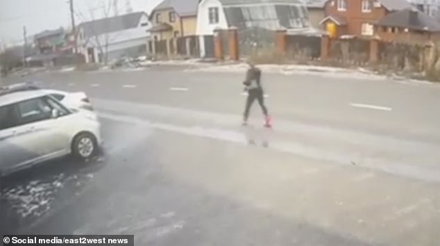 A pack of stray dogs brutally mauled her while she was on her way to work. In the photo, his last moments, seconds before the attack.