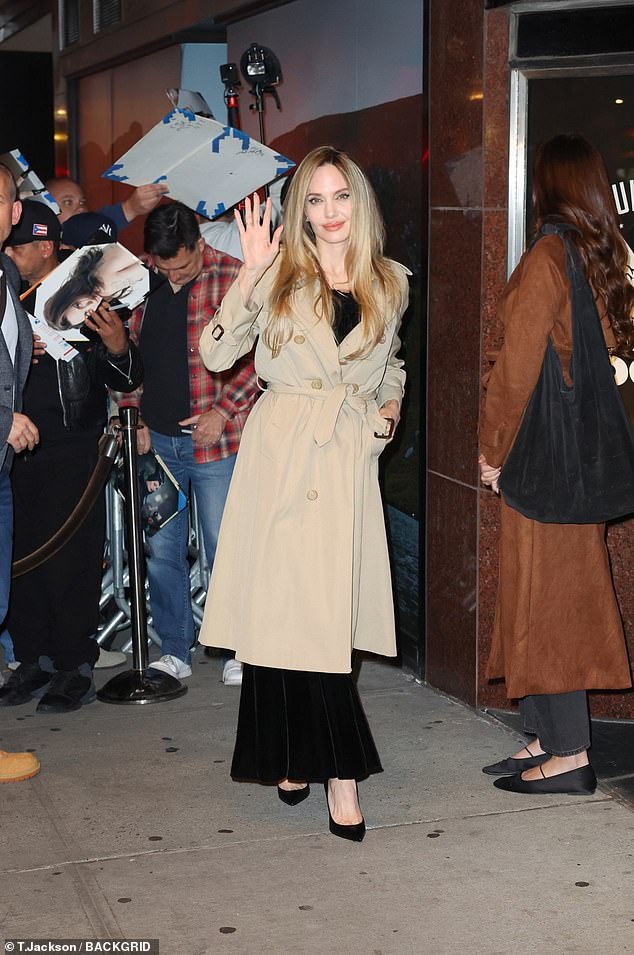 She finished the look with black high heels, minimal makeup, and a bold red lip.