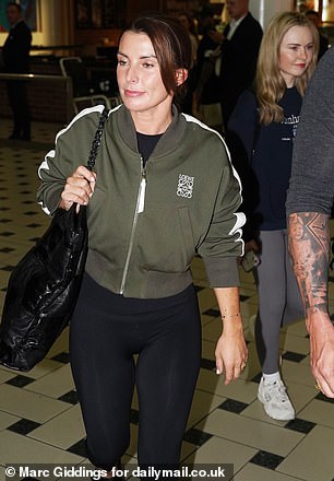 She continued the look with a pair of simple black leggings.