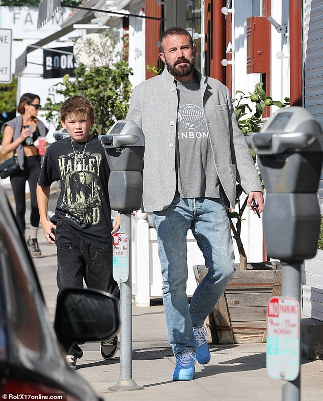 This is Samuel Affleck. Mom is Jennifer Garner, dad is Ben Affleck, and her former stepmom is Jennifer Lopez. Her sisters are Violet and Serafina.