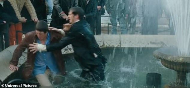 Leo's scene can also be compared to the comedic scene in the 2004 Bridget Jones film, where Cleaver and Darcy fight in a fountain.