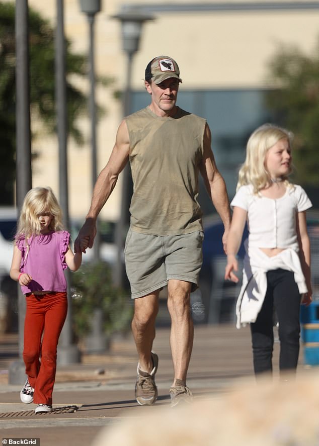 Van Der Beek gently held his daughter's hand