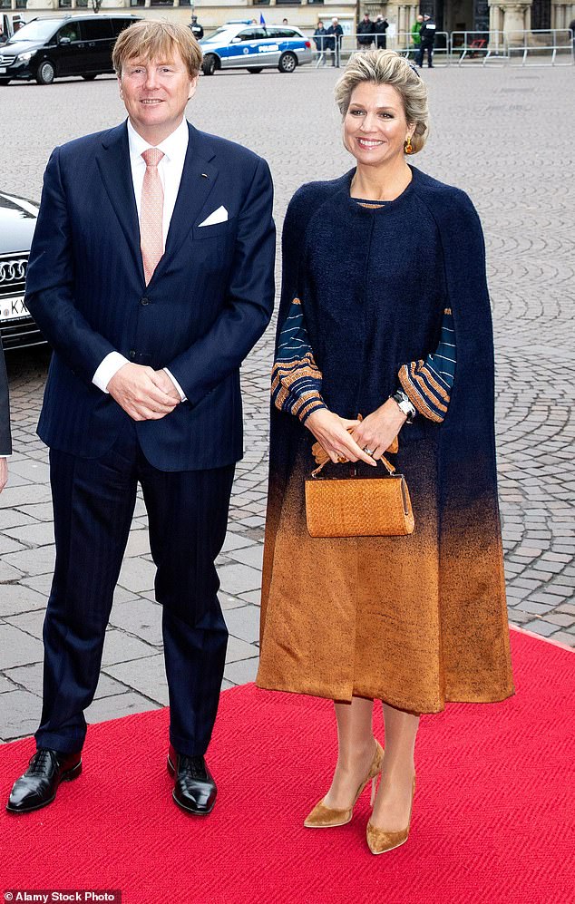 King Willem and Queen Máxima wore navy and bronze when they visited Bremen in 2019.