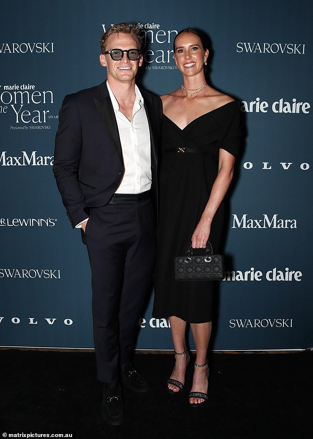 Athletic lovebirds Cody Simpson and Emma McKeon stepped out looking stylish. Olympic swimmer Emma, ​​30, opted for a classic black dress with a plunging neckline, pairing the look with a diamond necklace and a strappy heel. Meanwhile, her boyfriend Cody opted for a black and white suit, without a tie and with an unbuttoned shirt. Both in the photo