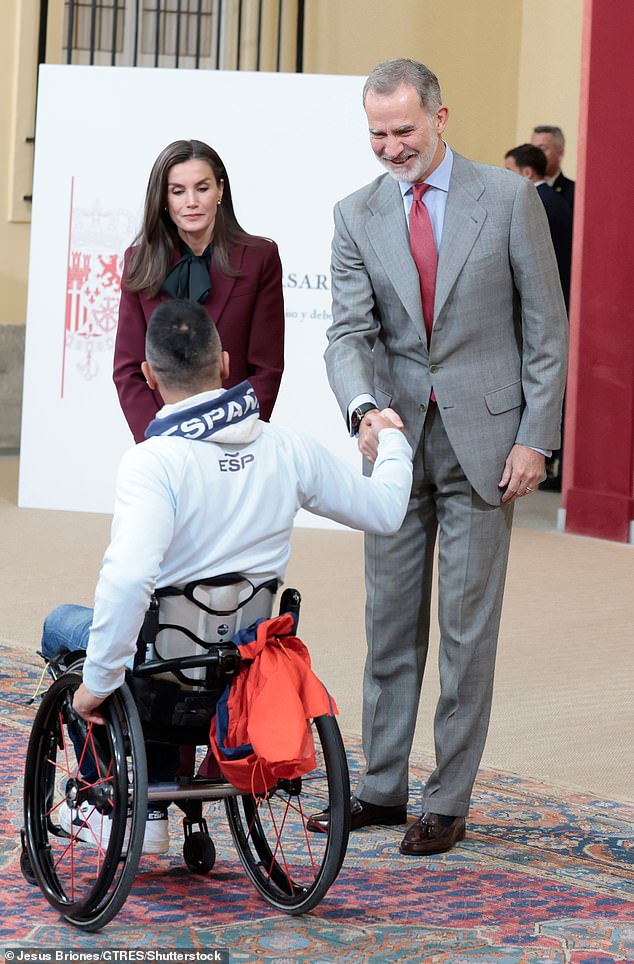 Letizia and Felipe were photographed greeting the athletes during the reception for the Olympic and Paralympic athletes who competed in Paris this year.