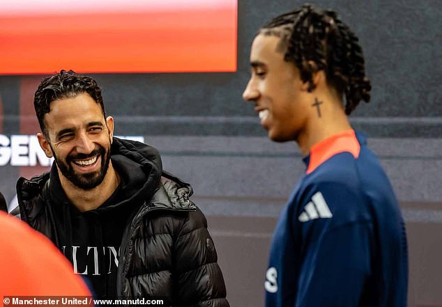 Rashford still needs to convince Rubén Amorim (left) amid his arrival at the club