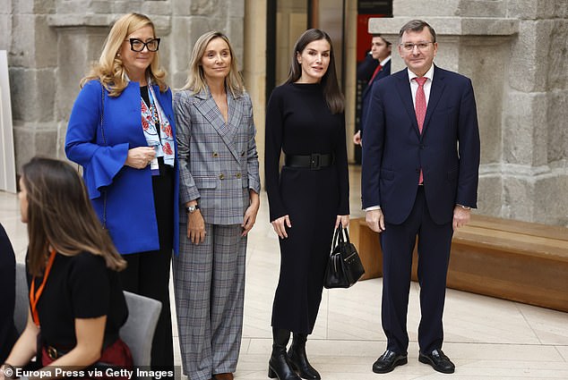 The mother of two children, who will present several awards at the event, also wore black leather boots from the Spanish brand Unisa