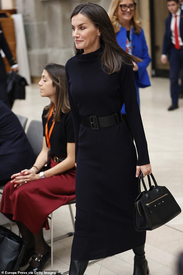 The royal arrived at the Prado Museum wearing a navy blue knit dress and a Mauska calfskin bag valued at £348.