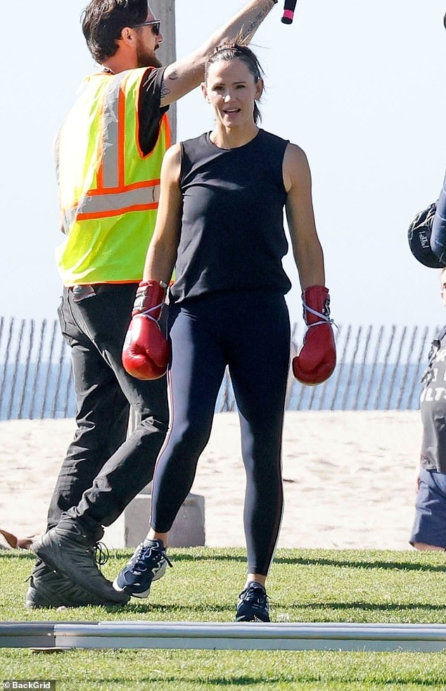 The mother of three, who shares her brood with ex-husband Ben Affleck, completed the athletic look with a pair of navy New Balance sneakers.