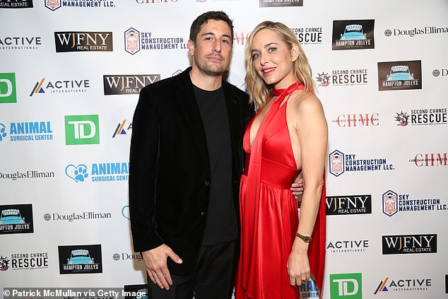 Mollen also blamed her husband, actor Jason Biggs, for not checking her hair thoroughly when they initially suspected a problem