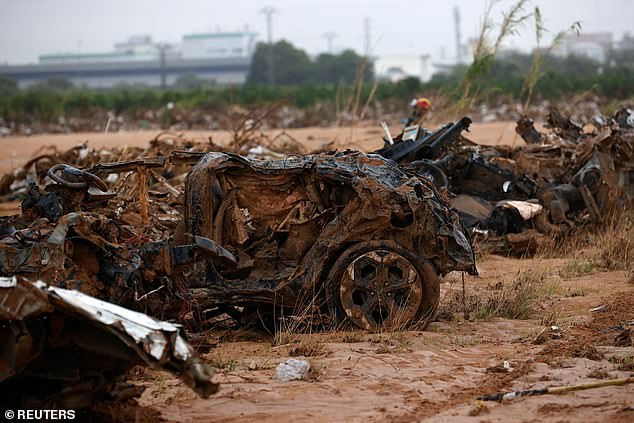 Cars destroyed by the impact of the rains in the Barranco del Poyo de Quart de Poblet, Valencia