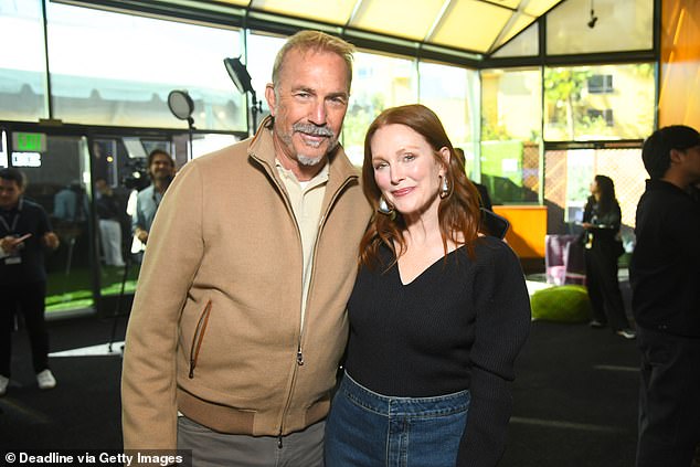 Ladies love it! The Hollywood icon with Julianne Moore on November 16 in Los Angeles